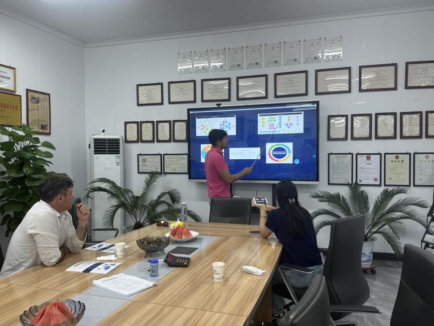 品質(zhì)鑄就信任：巴西客戶批量采購PU復合板、琉璃瓦及TR35單板成型機