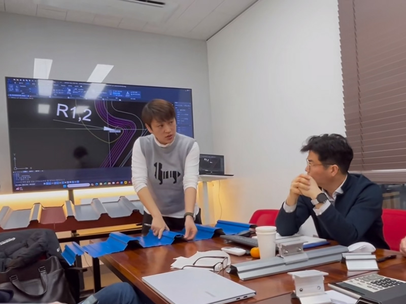 跳出 “內(nèi)卷” 漩渦！中拓冷彎聯(lián)合韓方研發(fā)光伏屋面板型，邁向綠色能源新時代