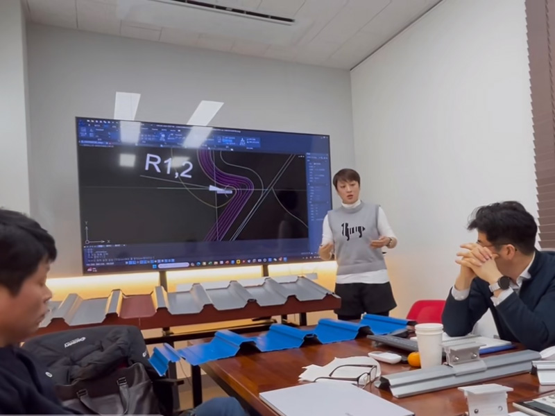 跳出 “內(nèi)卷” 漩渦！中拓冷彎聯(lián)合韓方研發(fā)光伏屋面板型，邁向綠色能源新時(shí)代